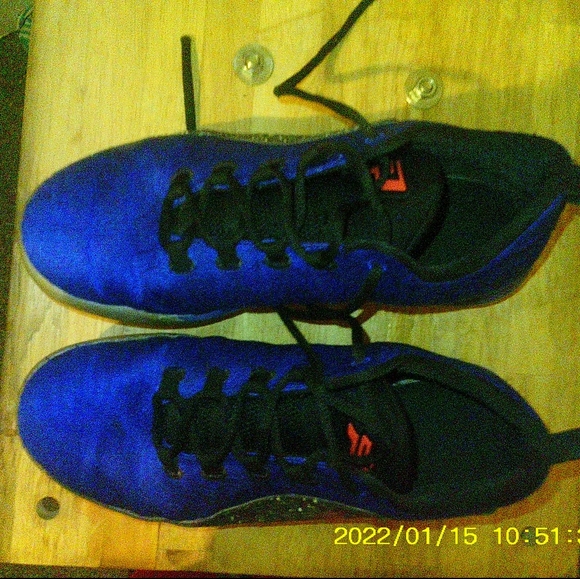 Blue Jordan shoes size 7y - Picture 2 of 4